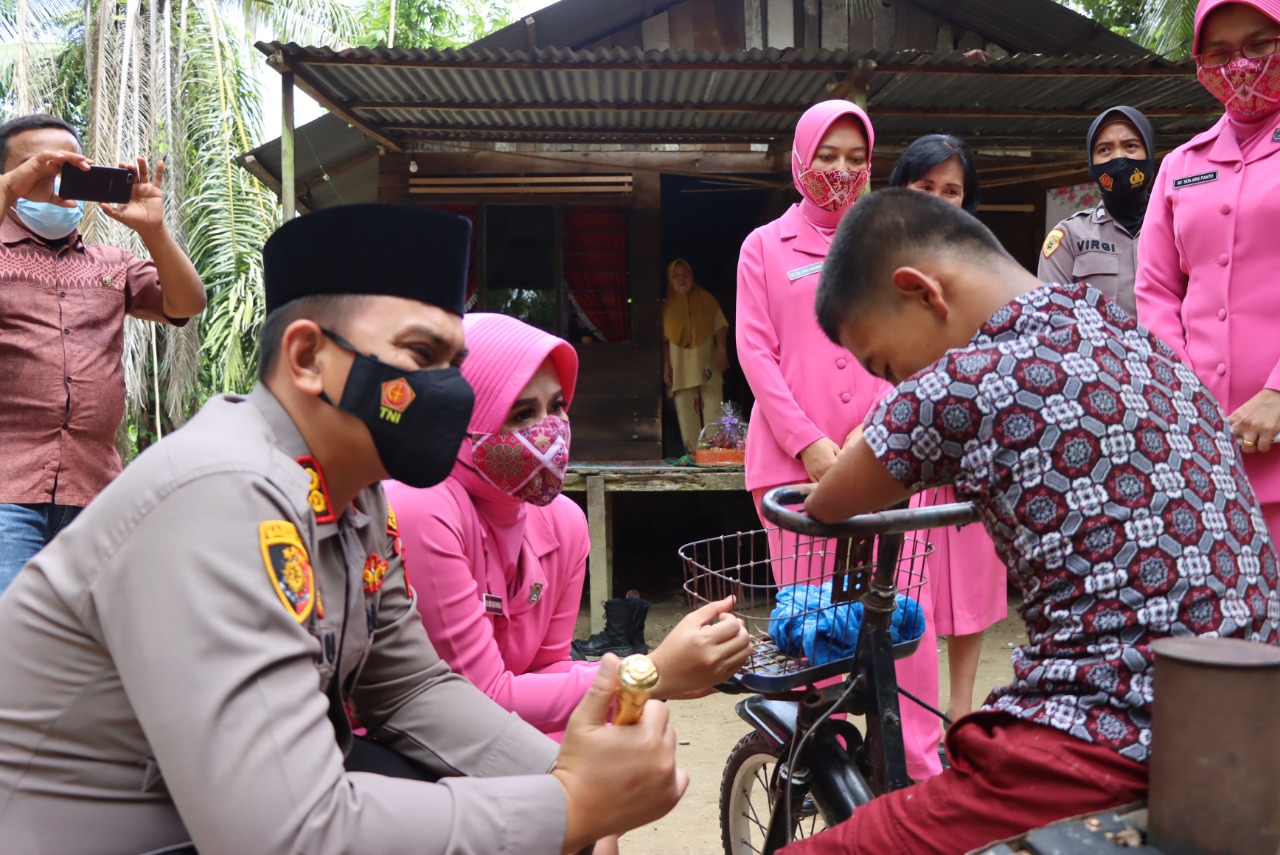 Kapolres Langkat Salurkan Bantuan Kepada Rahmad Tullah