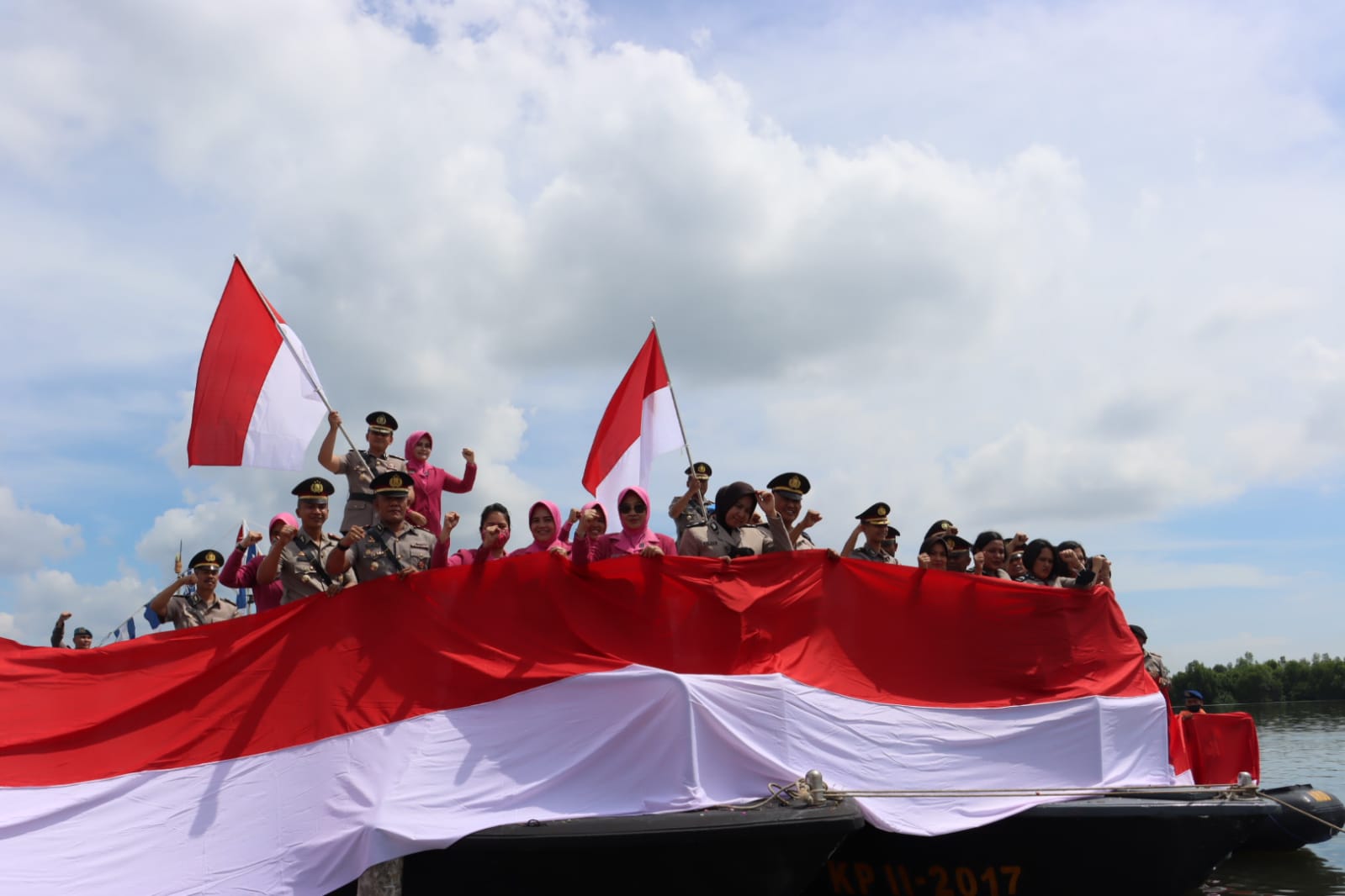 Sambut Hut Bhayangkara Ke 76, Kapolres Langkat Ziarah Ke Makam Pahlawan & Kibarkan Merah Putih di Pesisir Sungai Babalan.