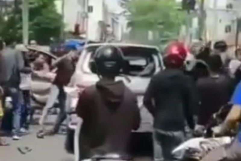 Viral, Massa Hancurkan Mobil Pelaku Tabrak Lari di Brigjend Katamso