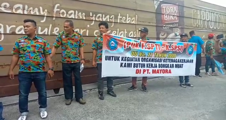 Puluhan Massa PUK F. SPTI – K. SPSI Desa Pujimulio Serbu PT Mayora