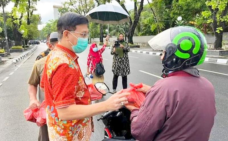 Ketua DPRD Medan Bersama HSC dan Oditurat Militer Bagi Takjil di Jalan Diponegoro