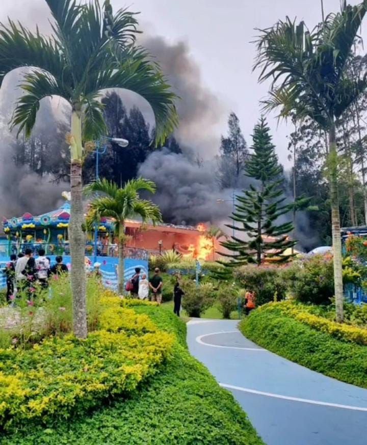 Wahana Rumah Hantu di Mikie Holiday Berastagi Terbakar