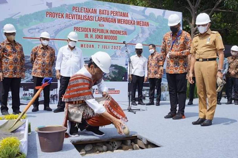 Didampingi Bobby, Presiden Jokowi Letakkan Batu Pertama Revitalisasi Lapangan Merdeka