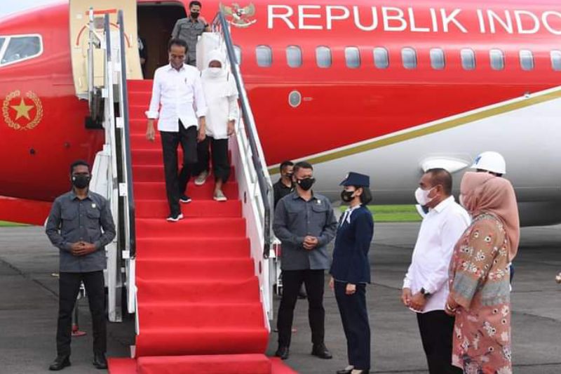 Jokowi Disambut Edy dan Bobby di Pangkalan Udara Soewondo