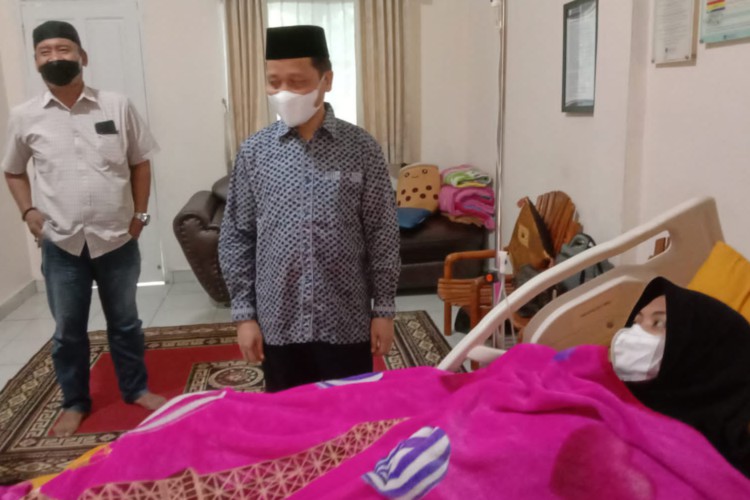 Wakil Ketua DPRD Medan Rajudin Sagala Jenguk Warga Sakit