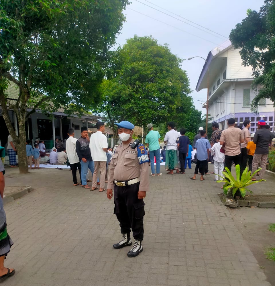 Kanit Provos Polsek Delitua Ikut Pengamanan Sholat Idul Adha 1443 H