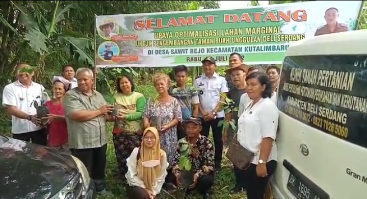 Ketua FOR DAS Prof. Dr. Ir. Abdul Rauf MP Bersama Kepala Desa Sawit Rejo KutaIimbaru Tanam Seratusan Pohon 