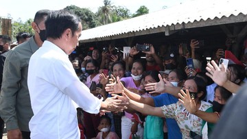 Jokowi Kunjungi Pasar Alasa Nias Utara dan Bagikan Bantuan Sosial