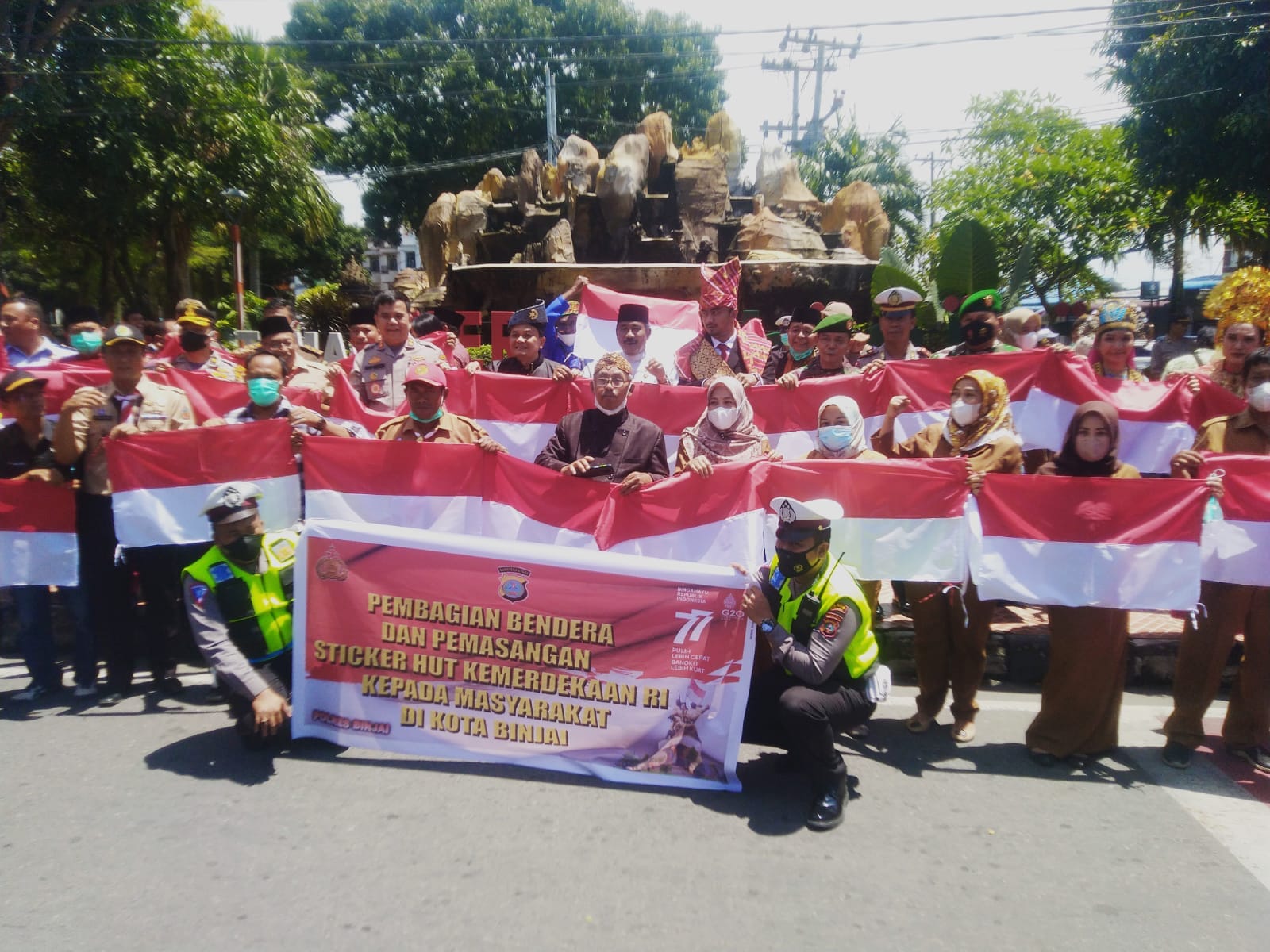 Menyambut HUT RI Ke-77, Forkompinda Kota Binjai Bagi-Bagi Bendera Merah Putih