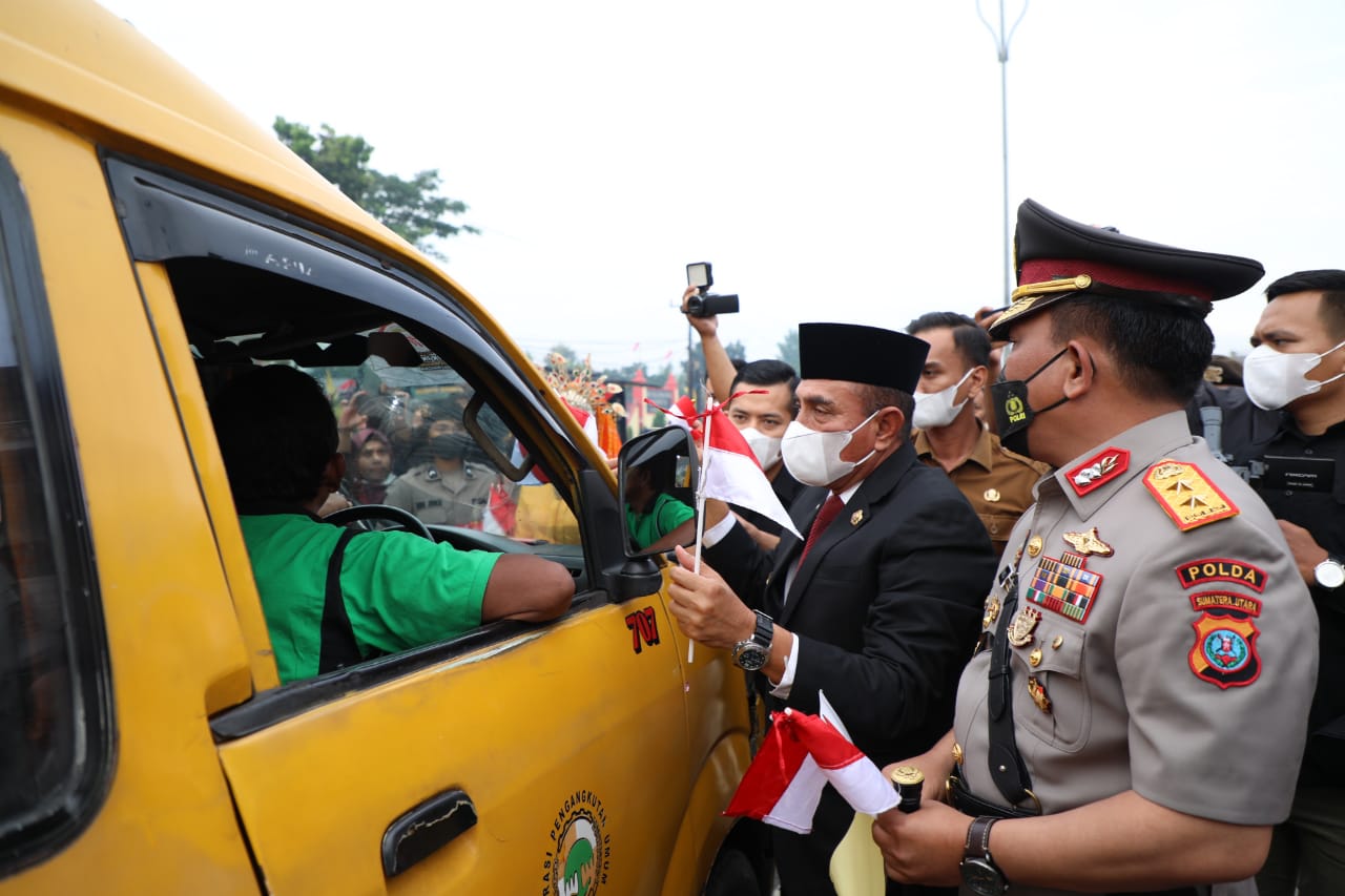 Semarak HUT RI ke 77, Gubsu ,Kapolda Sumut & Pangdam 1/BB Bagikan 30.000 Bendera Merah Putih & Stiker