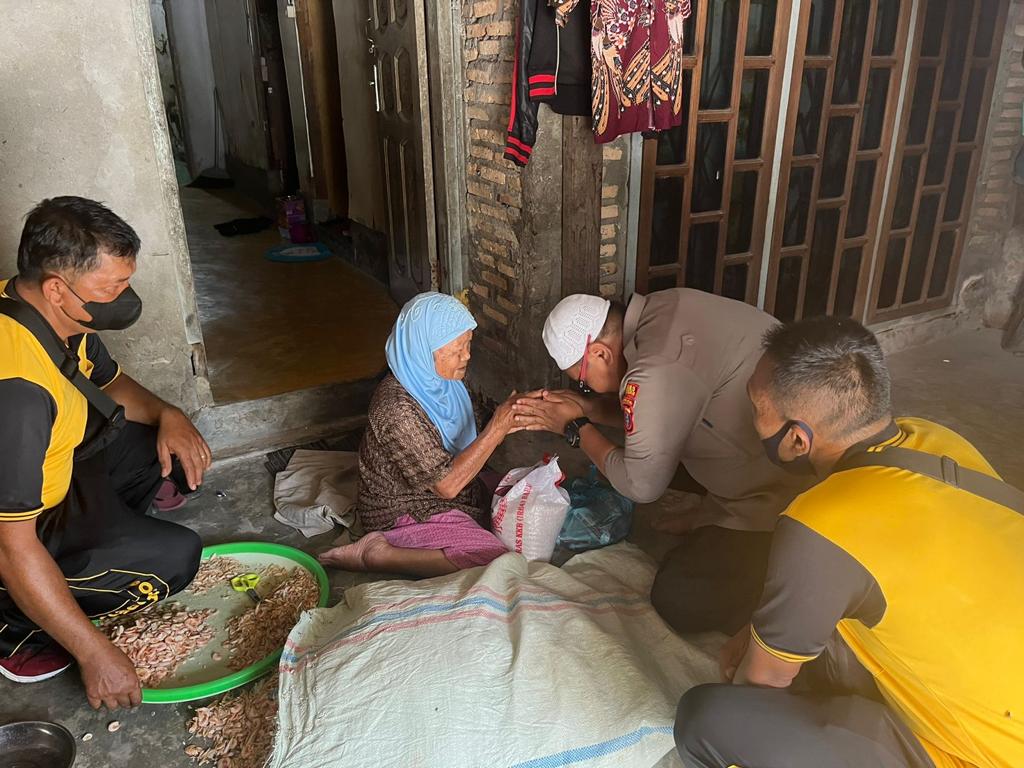 Jum’at Barokah, Kapolres Tanjung Balai Berbagi Kasih kepada Warga yang membutuhkan