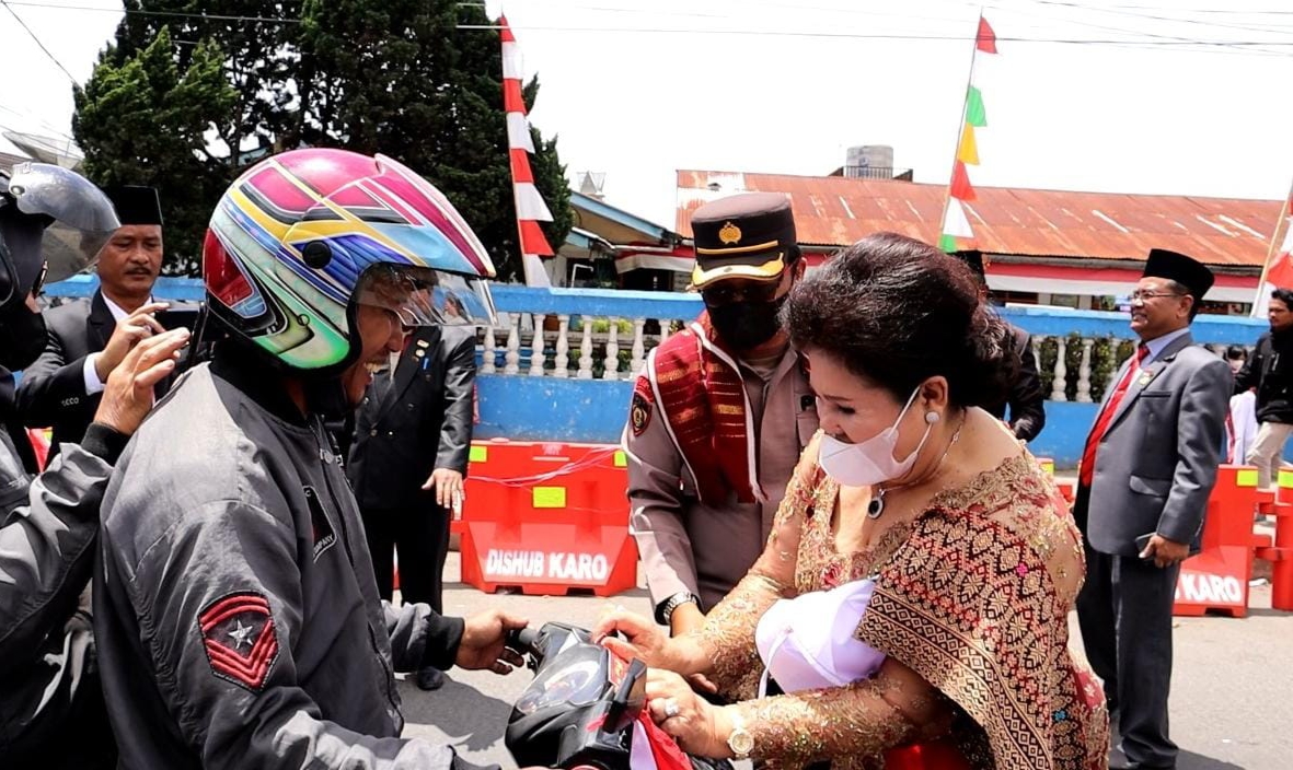 Forkopimda Karo & Kapolres Bagikan Bendera Merah Putih