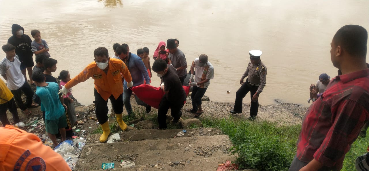 Warga Kota Pinang Gempar Ada Mayat Di Sungai Barumun