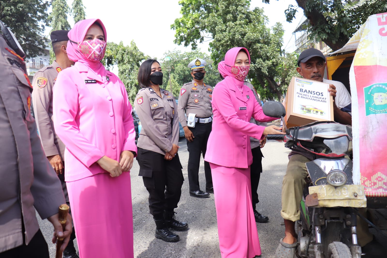 Polres Langkat Salurkan Bingkisan Kepada Penarik Becak
