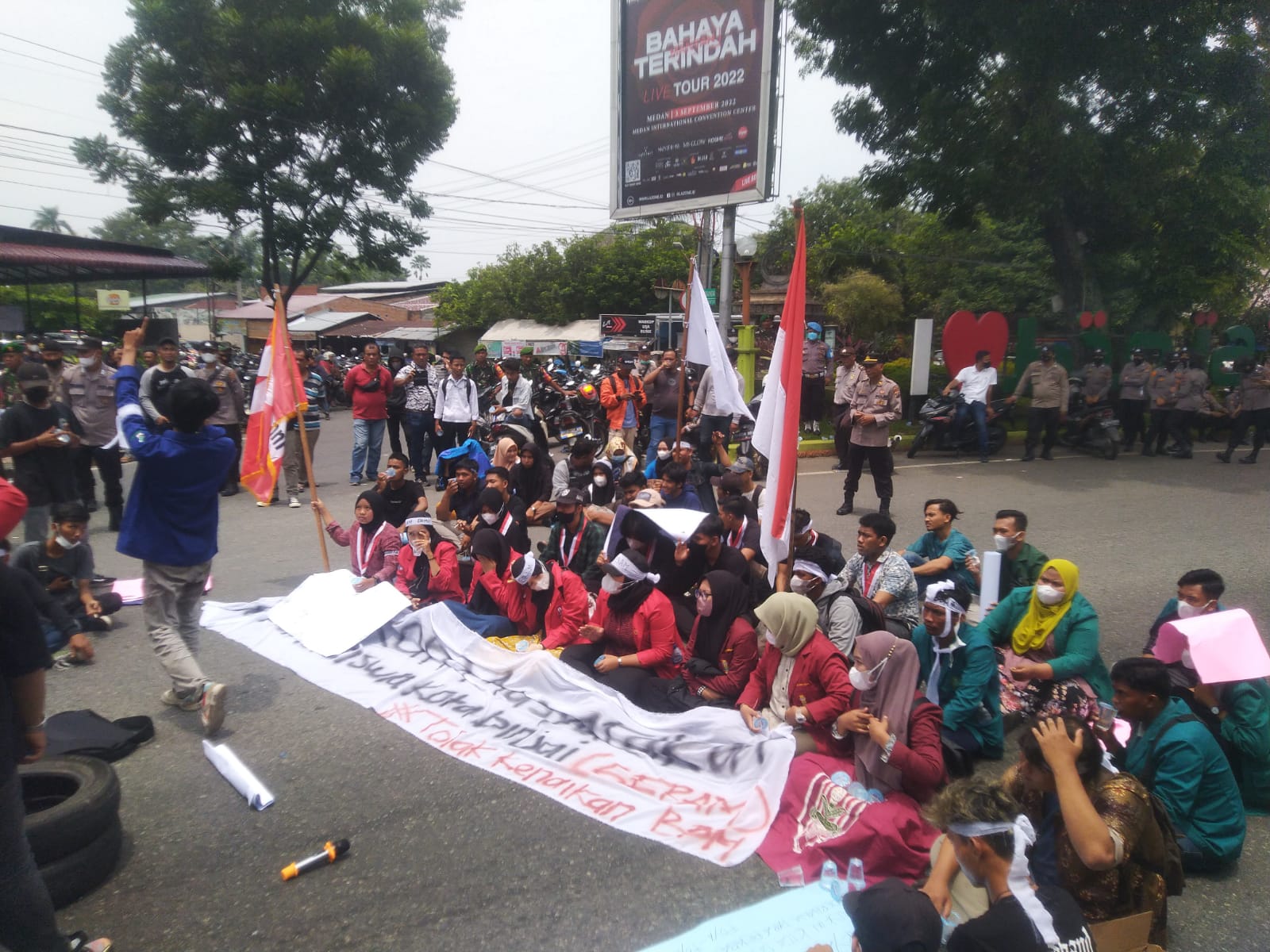 Tolak Kenaikan Harga BBM, Mahasiswa Blokade Jalan Lintas Sumatera