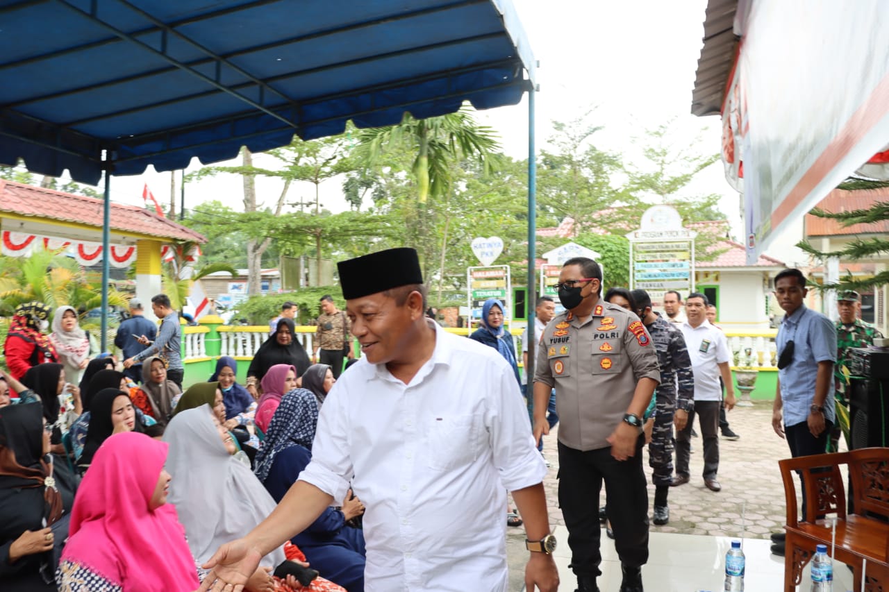 Kapolres Tanjungbalai Bersama Walikota Dan Forkopimda Bagikan Bansos