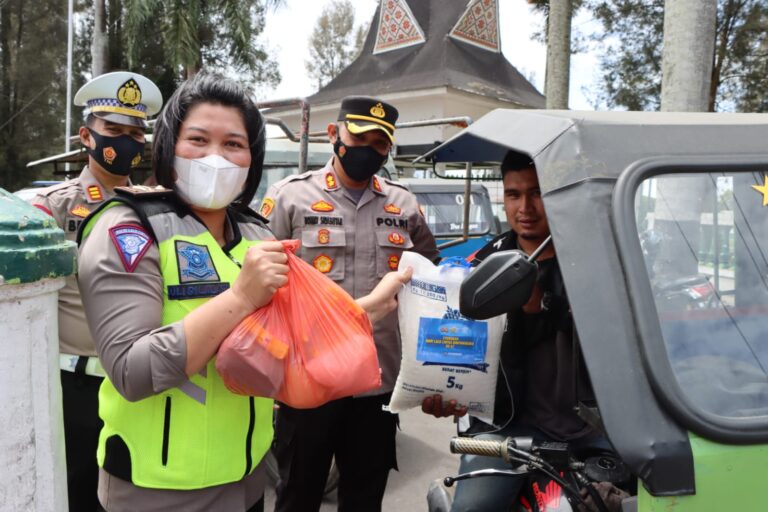 Sambut HUT Bhayangkara Ke-76, Polres Tanah Karo Bagikan Paket Sembako