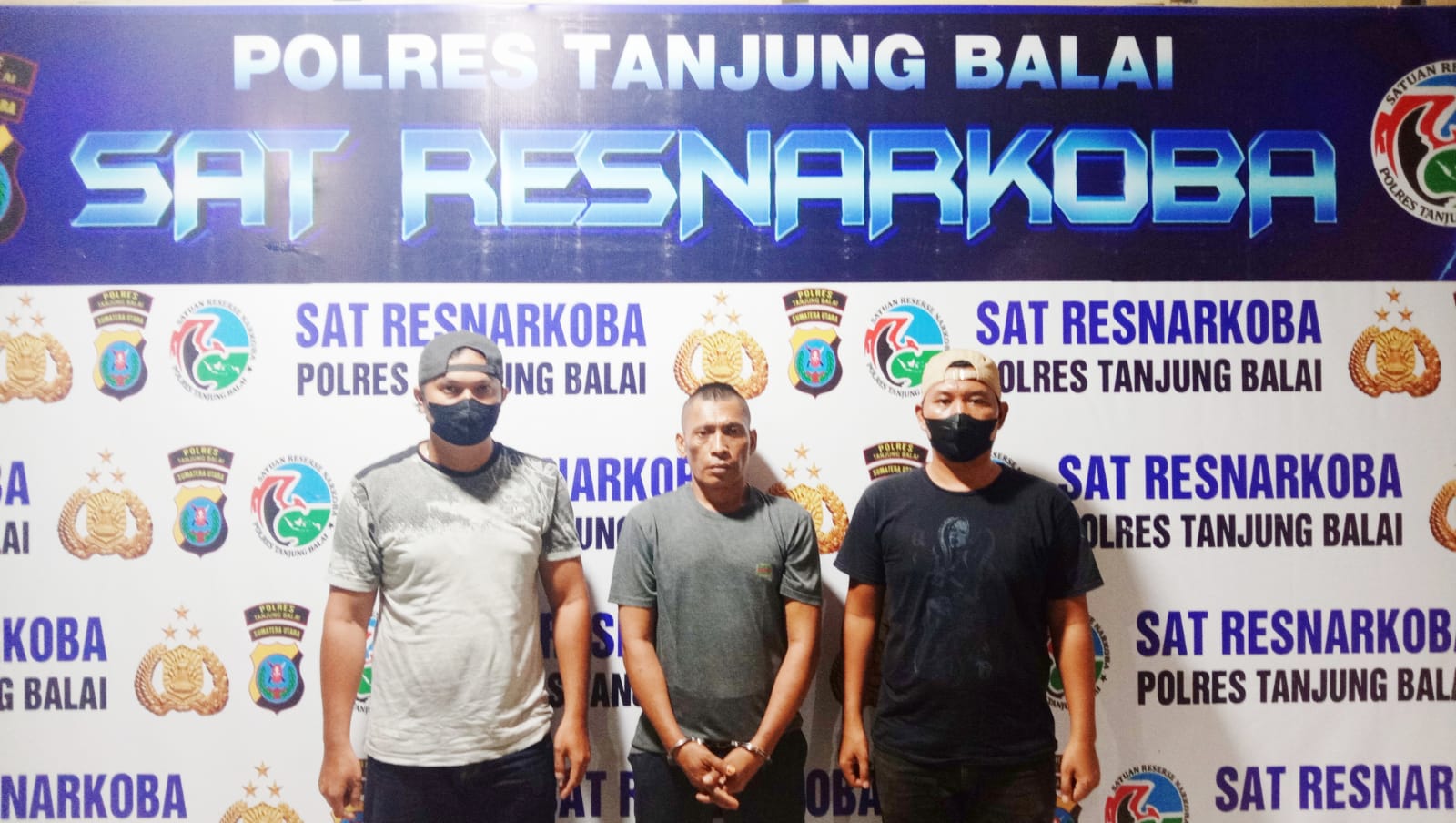 Pria Ini Pasrah Diborgol Usai Jual Sabu Sama Polisi 
