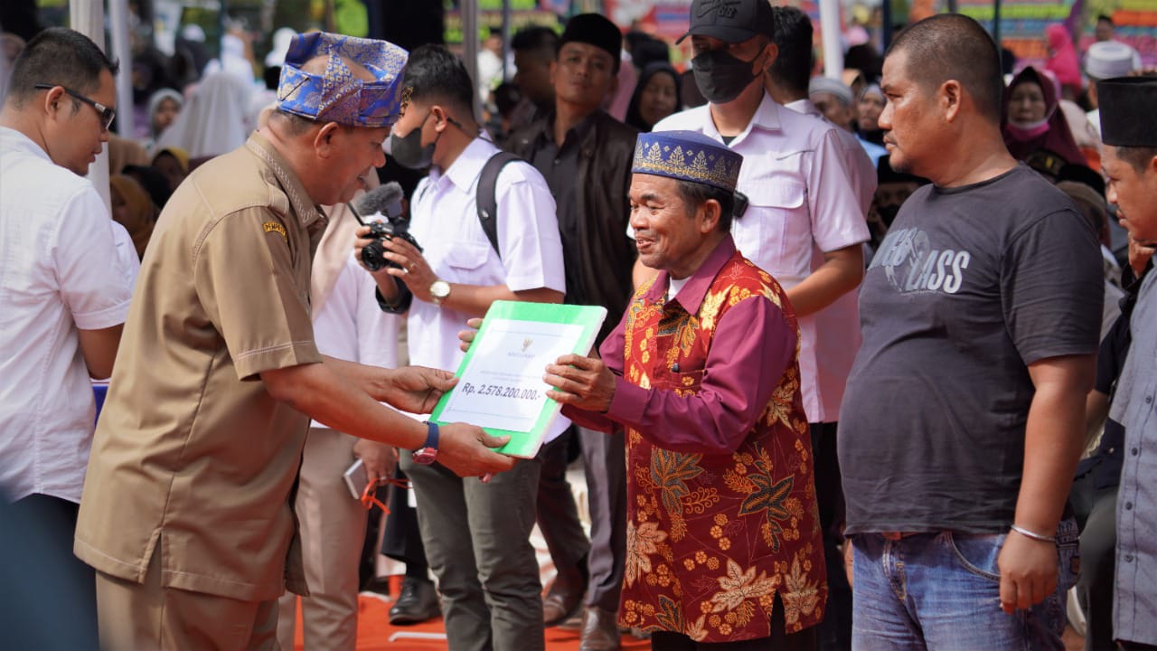 Serius Sejahterakan Langkat, Syah Afandin Serahkan Bansos Rp11,5 miliar untuk 21.854 Warga