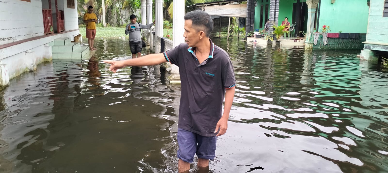Pihak Kecamatan cuek, Banjir Di Gang Bilal Tanjung Pura Yang Tak Kunjung Surut