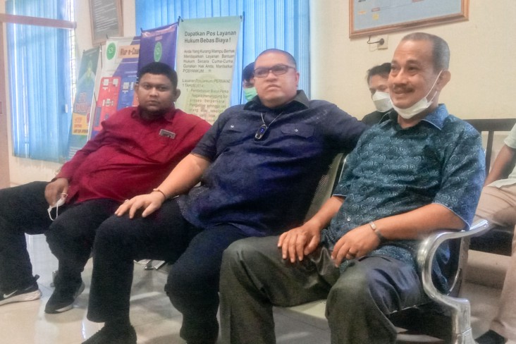 Ali Sutan Harahap (kanan) bersama kuasa hukumnya, Razman Arif Nasution, di PTUN Medan.