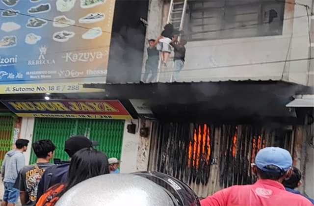Toko Sepatu Di Pusat Pasar Medan Terbakar