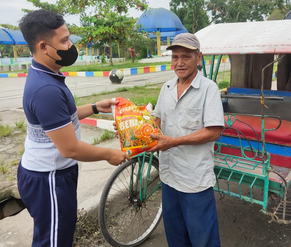Polsek Tanjung Balai Selatan Berbagi Beras Kepada Masyarakat Kurang Mampu