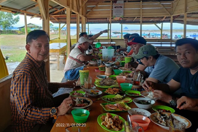 Jalin Silaturrahmi, Jamil Zeb Tumori Sarapan Bersama Wartawan DPRD Medan di Pantai Tapteng