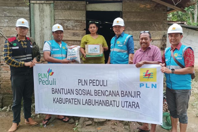 PLN Peduli Salurkan 150 Paket Bantuan untuk Korban Banjir di Labura