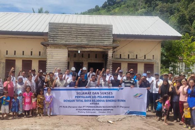 Sinergi BUMN, PLN dan PT PN III Hadirkan Listrik di Desa Muara UPU Tapsel