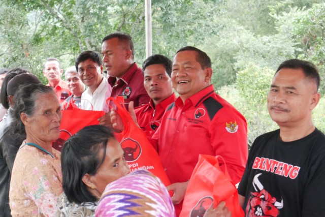 Sapa Masyarakat Samosir, PDI Perjuangan Sumut Salurkan 1500 Paket Sembako