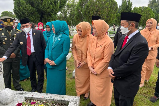 Peringati Hari Pahlawan, GM PLN UID Sumut dan Gubsu Ikuti Upacara dan Tabur Bunga Bersama