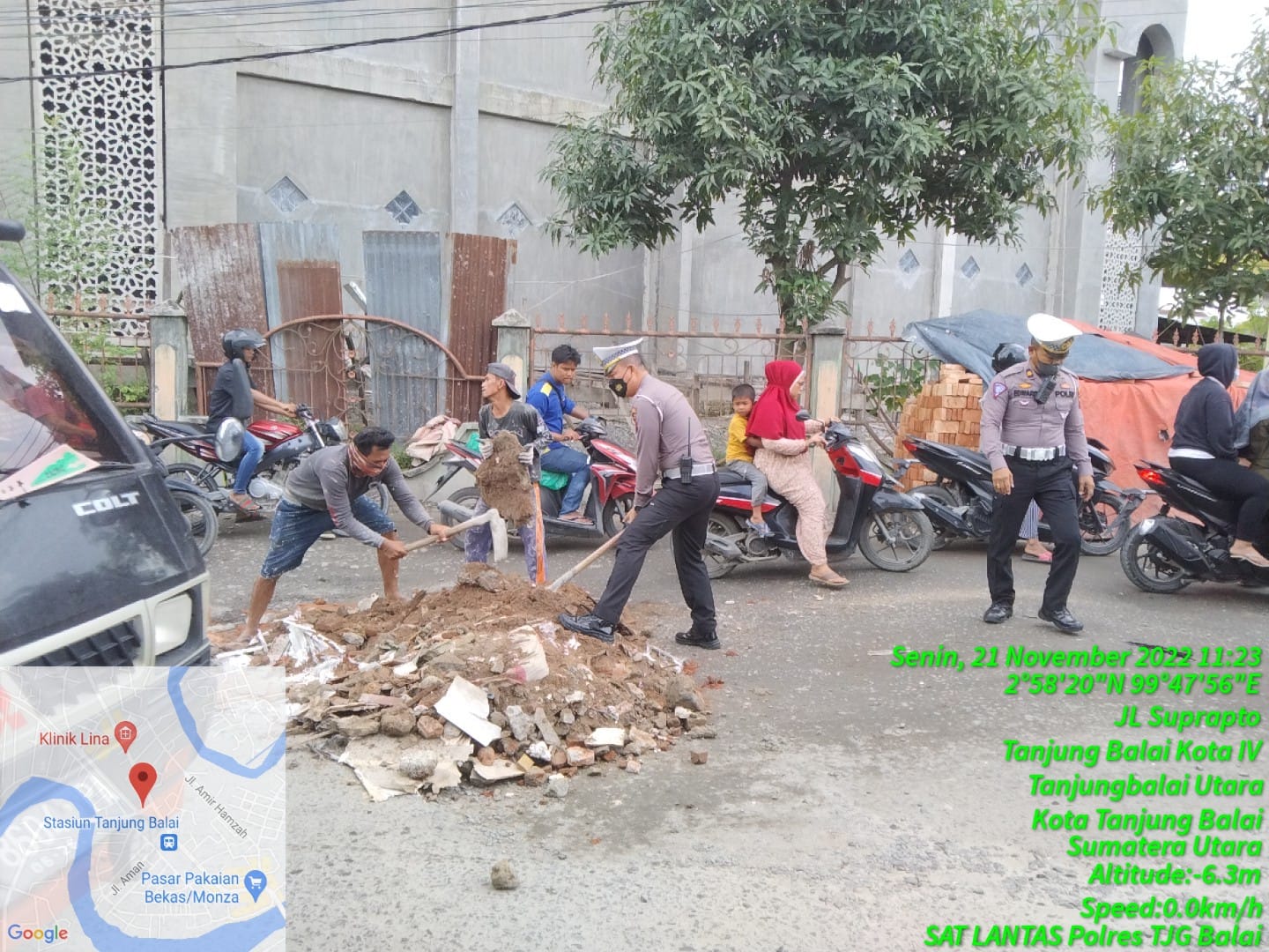 Sat Lantas Polres Tanjung Balai Timbun Jalan Berlobang