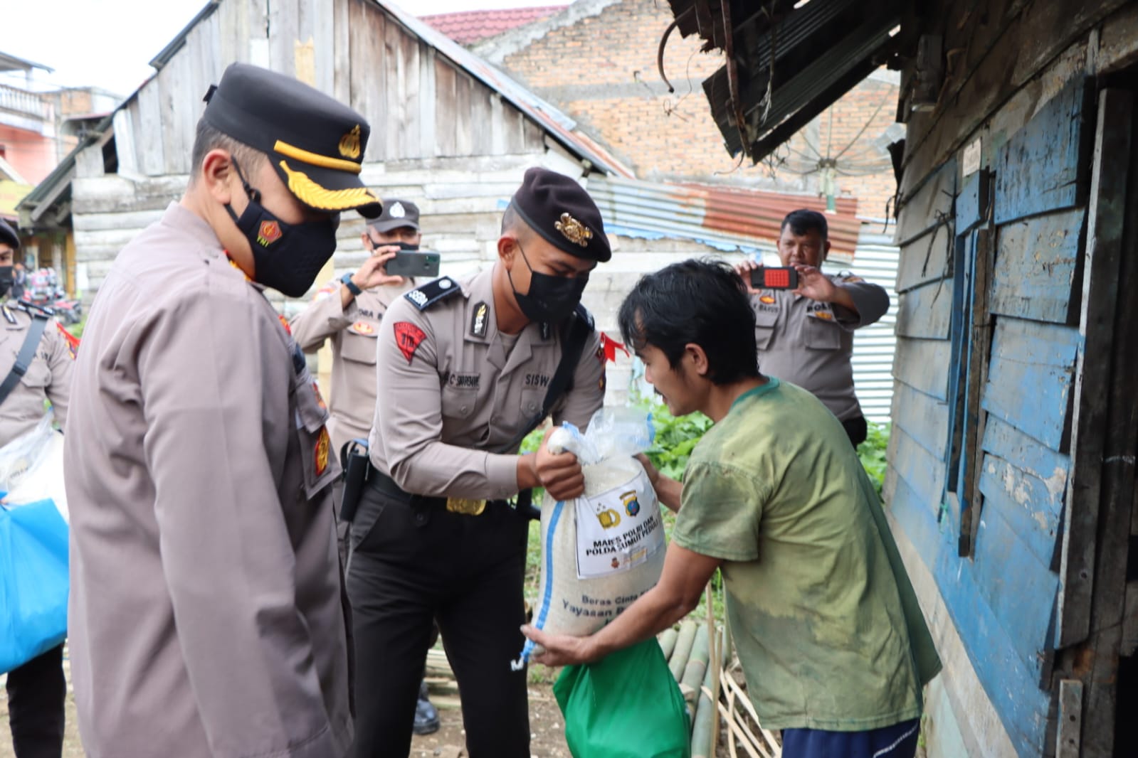Kapolres Karo Bagi Beras Kepada Warga Kurang Mampu