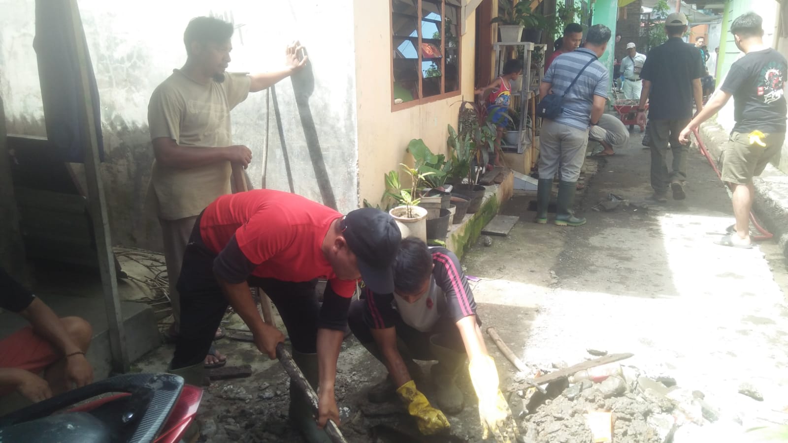 Camat Binjai Kota Pimpin Kegiatan Gotong Royong