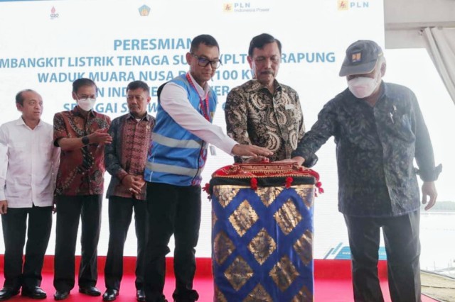 Jelang KTT G20, Menko Luhut Resmikan PLTS Terapung Milik PLN di Nusa Dua Bali