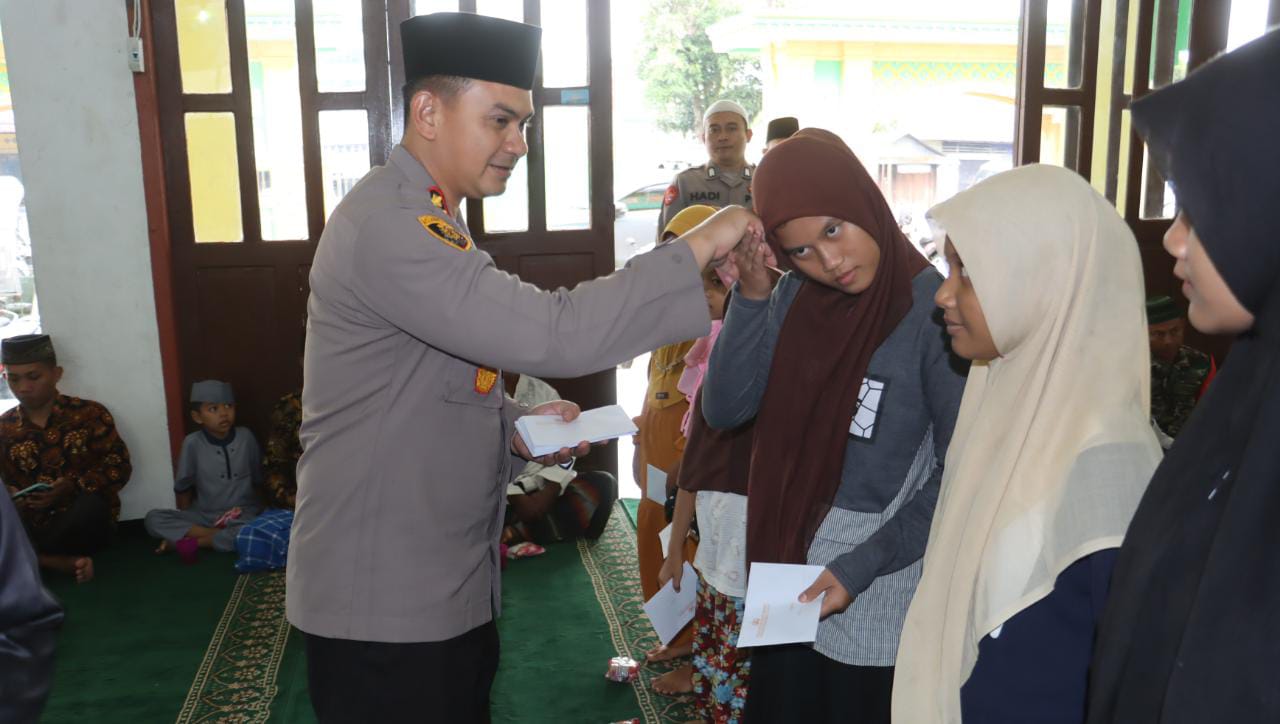 Jumat Barokah, Kapolres Langkat Berikan Bantuan Kepada Anak Yatim Piatu & Lansia