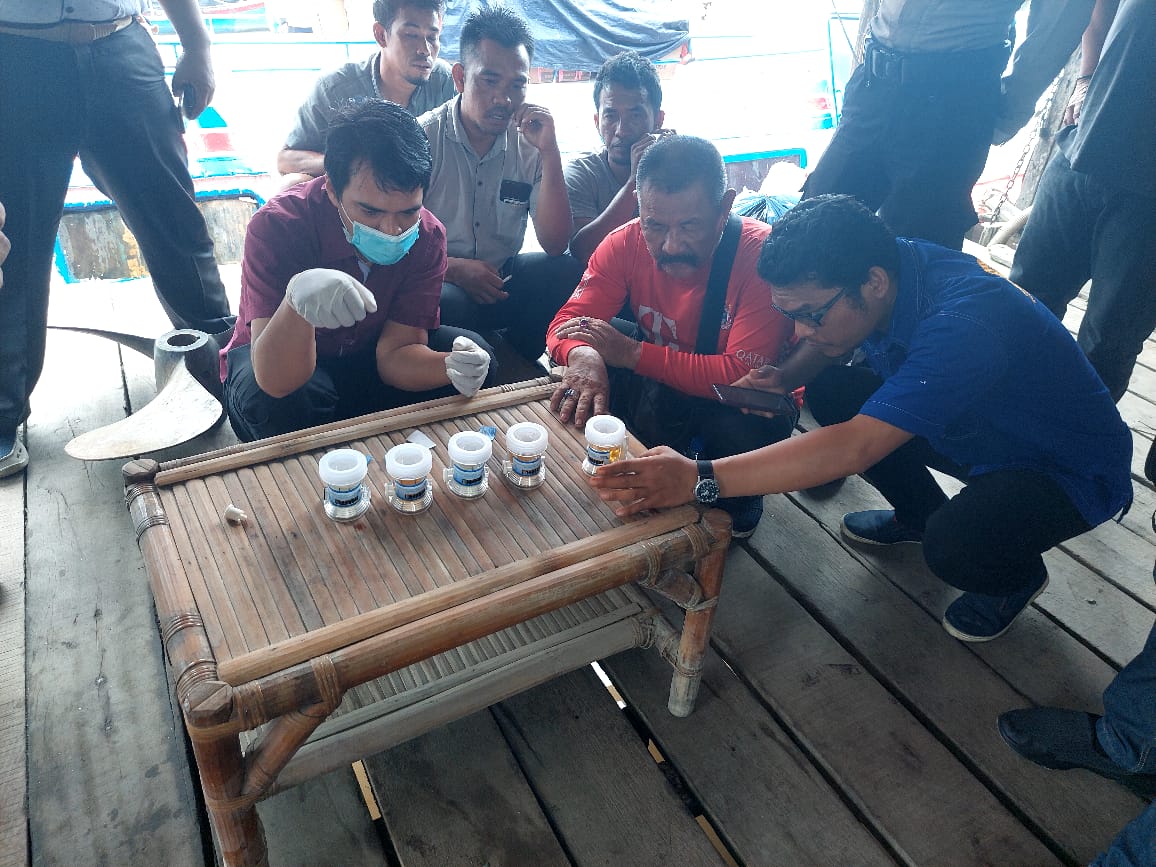 Satresnarkoba Polres Tanjung Balai Cek Kesehatan dan Tes Urine Kepada Nakhoda Kapal Dan ABK  
