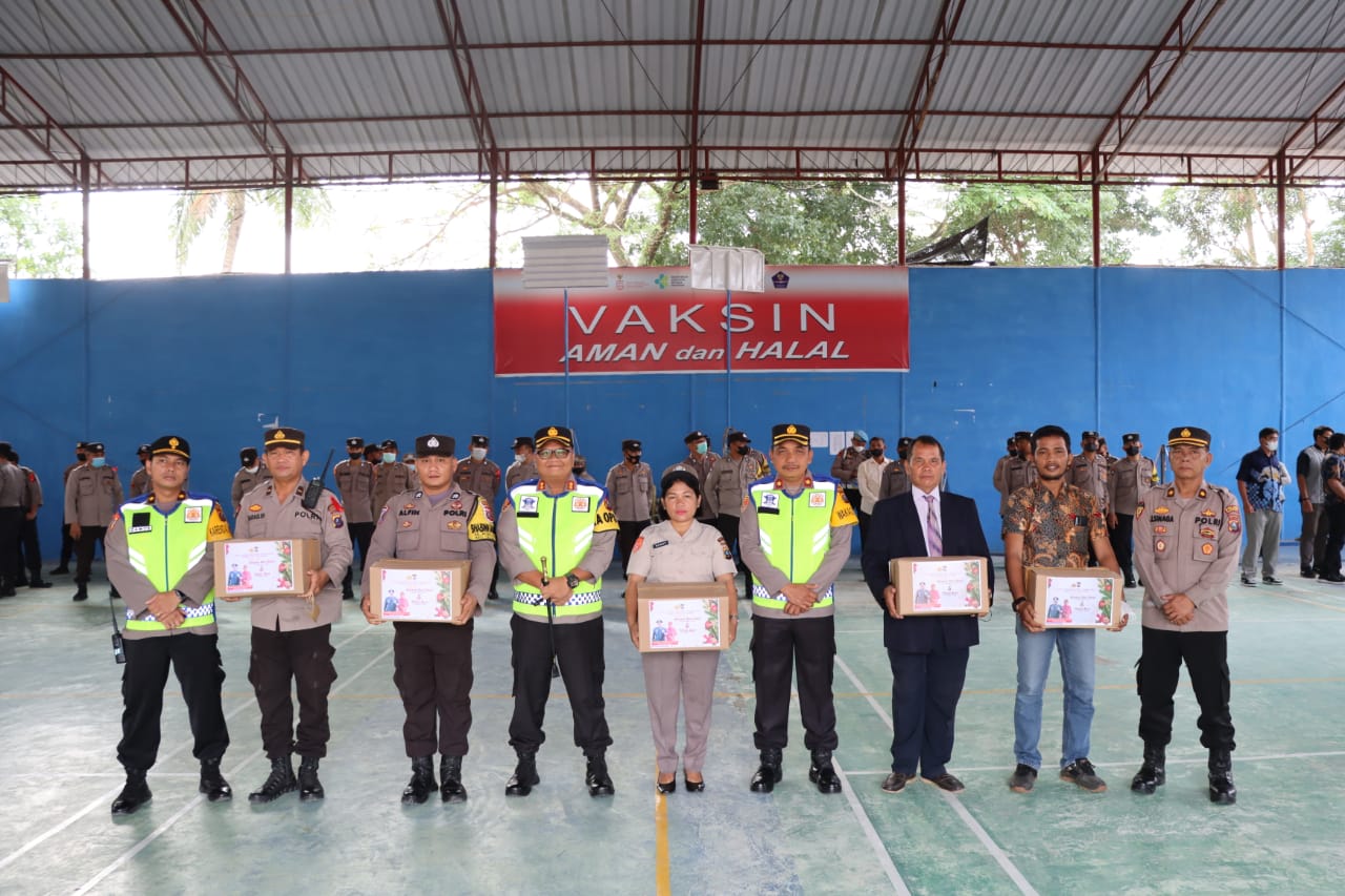 Kapolres Tanjung Balai Serahkan Paket Natal Dan Tahun Baru