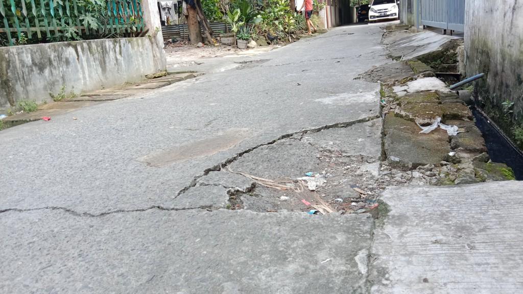 Kondisi Jalan Yang Amblas atau Rusak dikawasan Jalan Rawacangkok 4 Gang Pakpak, Kelurahan TSM III, Medan Denai