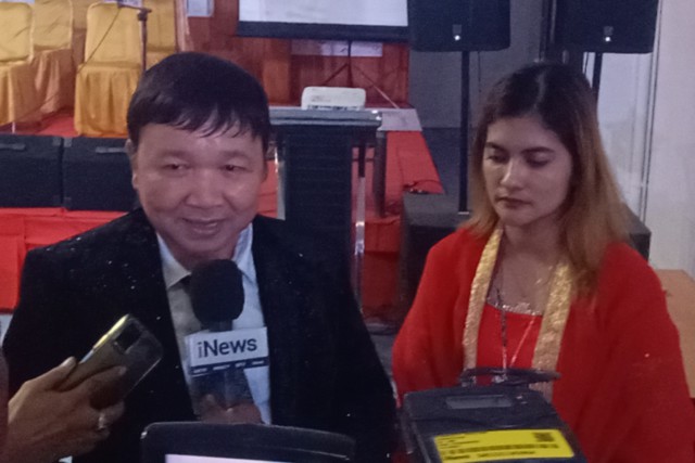 Pdt Dr Arnold Budiman Hutasoit MBA, dan istri, usai perayaan Natal BAMAGNAS Medan Helvetia. Pdt Dr Arnold Budiman Hutasoit MBA, dan istri, usai perayaan Natal BAMAGNAS Medan Helvetia.