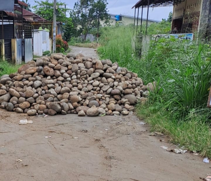 Resahkan Warga, Para Preman Hambat Jalan Warga Dengan  Tumpukan Batu Koral