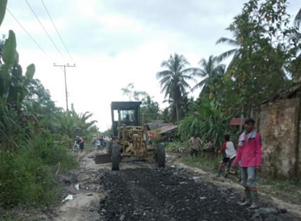 PT Perkebunan Kelapa Sawit & Pengusaha Muda Singgih Group Perbaiki Jaliansum Di  Desa Bangun Baru