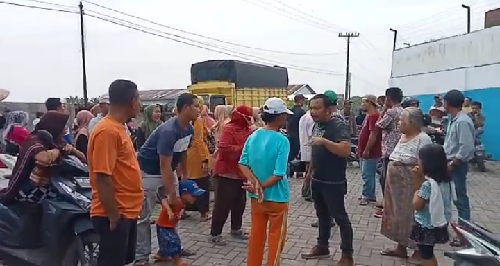 Cemarkan Polusi Bau Busuk, Ratusan Warga Dari 3 Desa Serbu Pabrik Ban Di  Desa Pujimulyo
