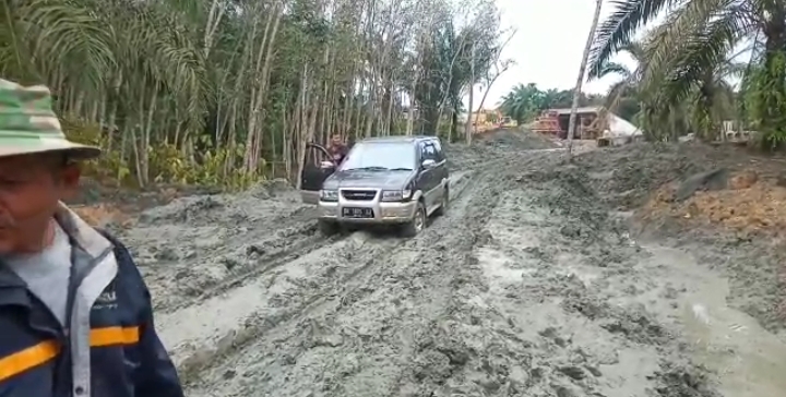 Sudah 3 Bulan, Jalan Desa Harapan Baru Hancur Diduga Akibat Proyek Jalan Tol