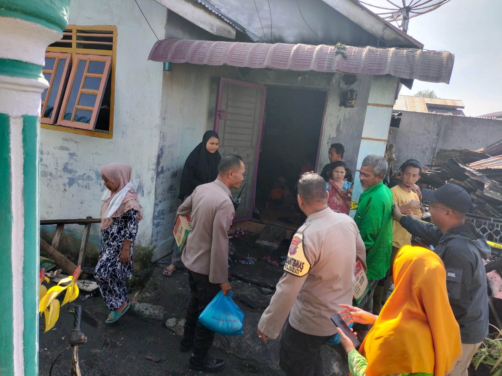 Kapolsek Teluk Nibung  Berikan Bantuan Kepada Warga Korban Kebakaran