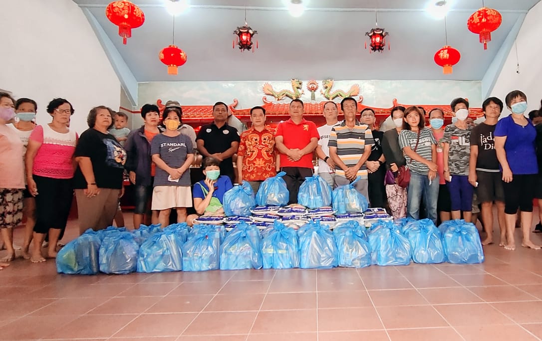 Jelang Imlek, Warga Kurang Mampu Terima Bantuan Dari Budi Agung