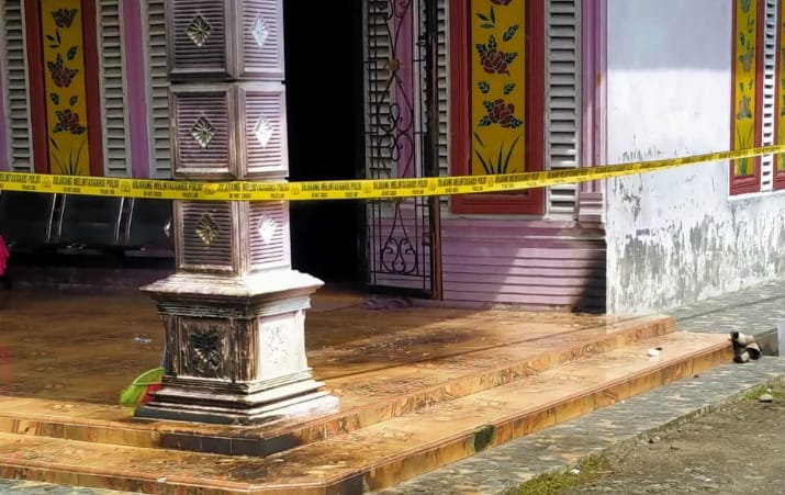 Seram! Rumah Kades Tanjung Gunung Di Molotov OTK, Kaca Berserakan di Teras