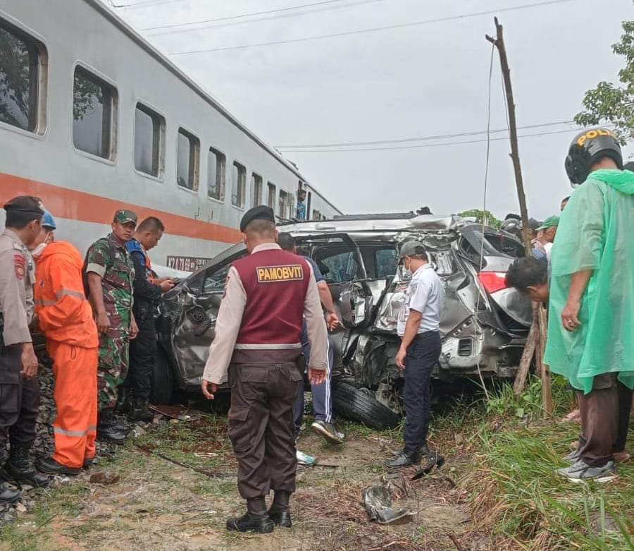 Ditabrak Kereta Api, 2 Penumpang Minibus Luka-Luka
