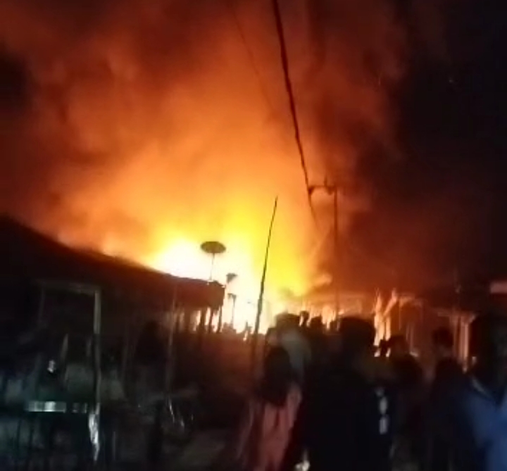 BREAKING NEWS! Belasan Rumah Nelayan di Desa Simandulang Labura Terbakar
